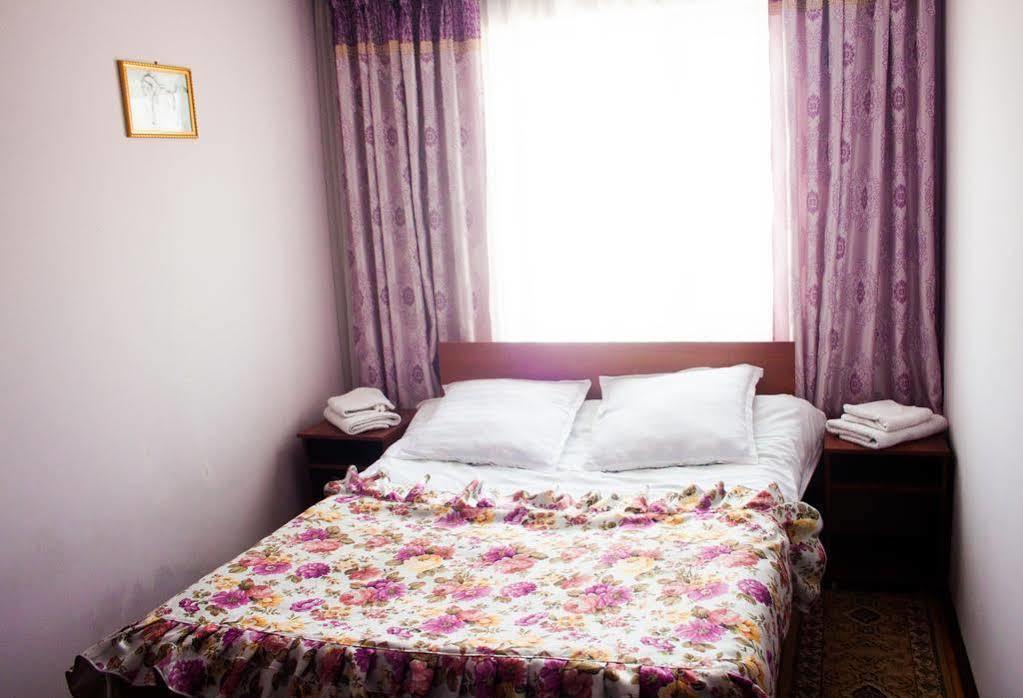 Park Hotel&Hostel Karakol Eksteriør bilde