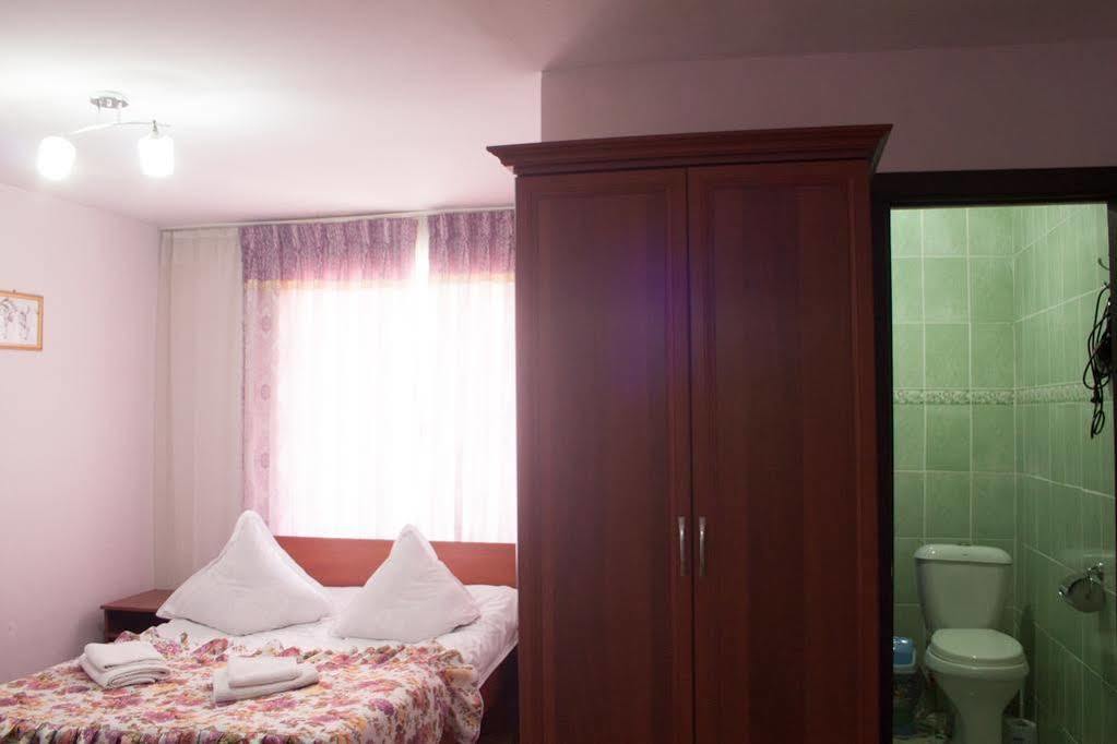 Park Hotel&Hostel Karakol Eksteriør bilde