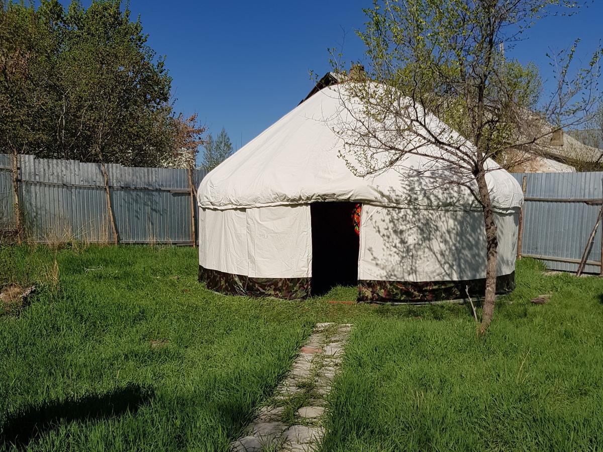 Park Hotel&Hostel Karakol Eksteriør bilde