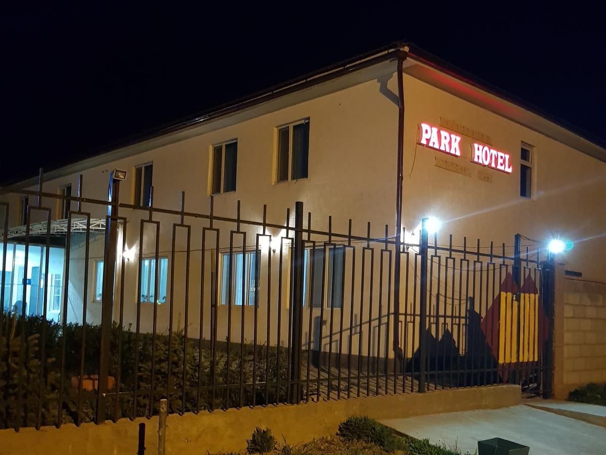 Park Hotel&Hostel Karakol Eksteriør bilde